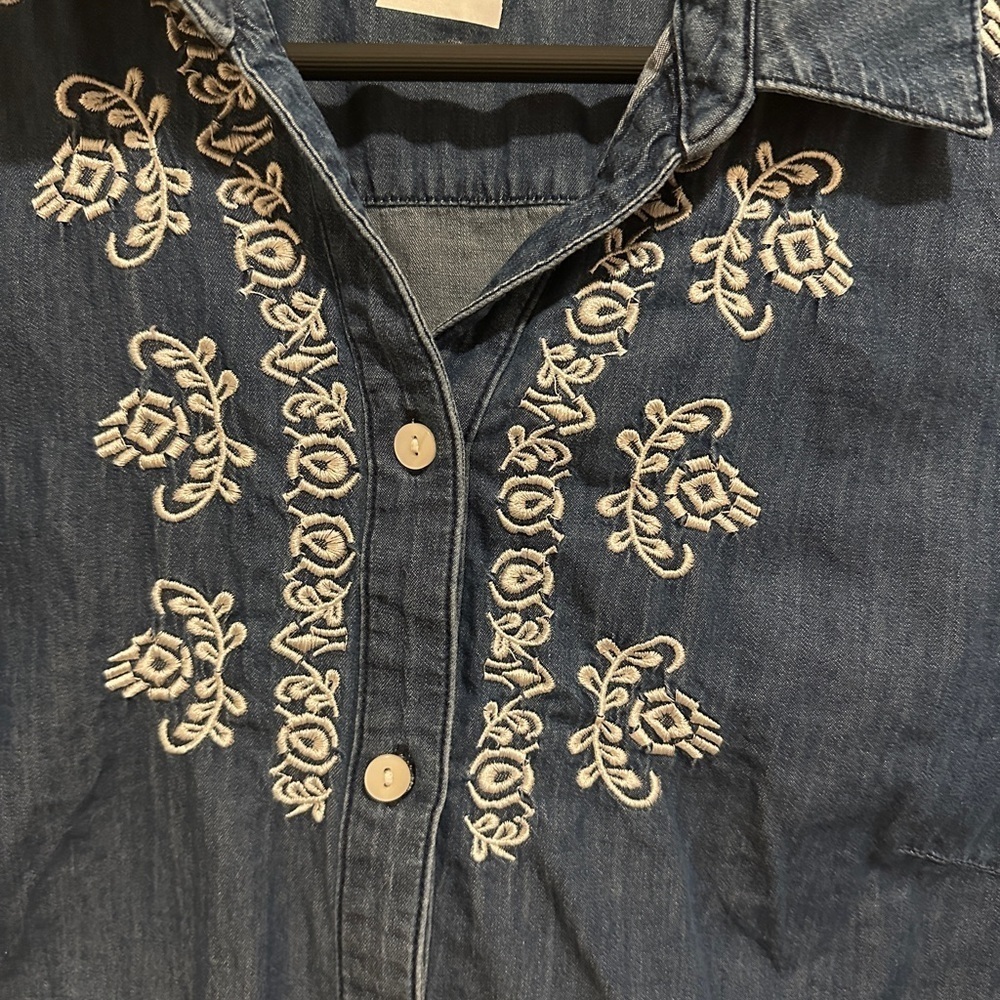 Alia Petite Floral Embroidered Denim Sleeveless Collared Blouse Size 12P Women’s - Picture 2 of 8